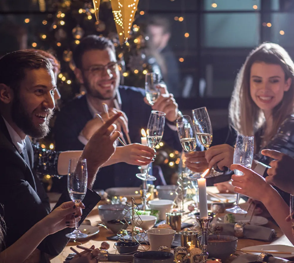 Personer som spiser og drikker rundt julebord