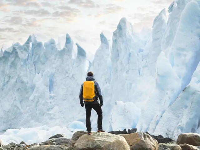 En person står foran en isbre