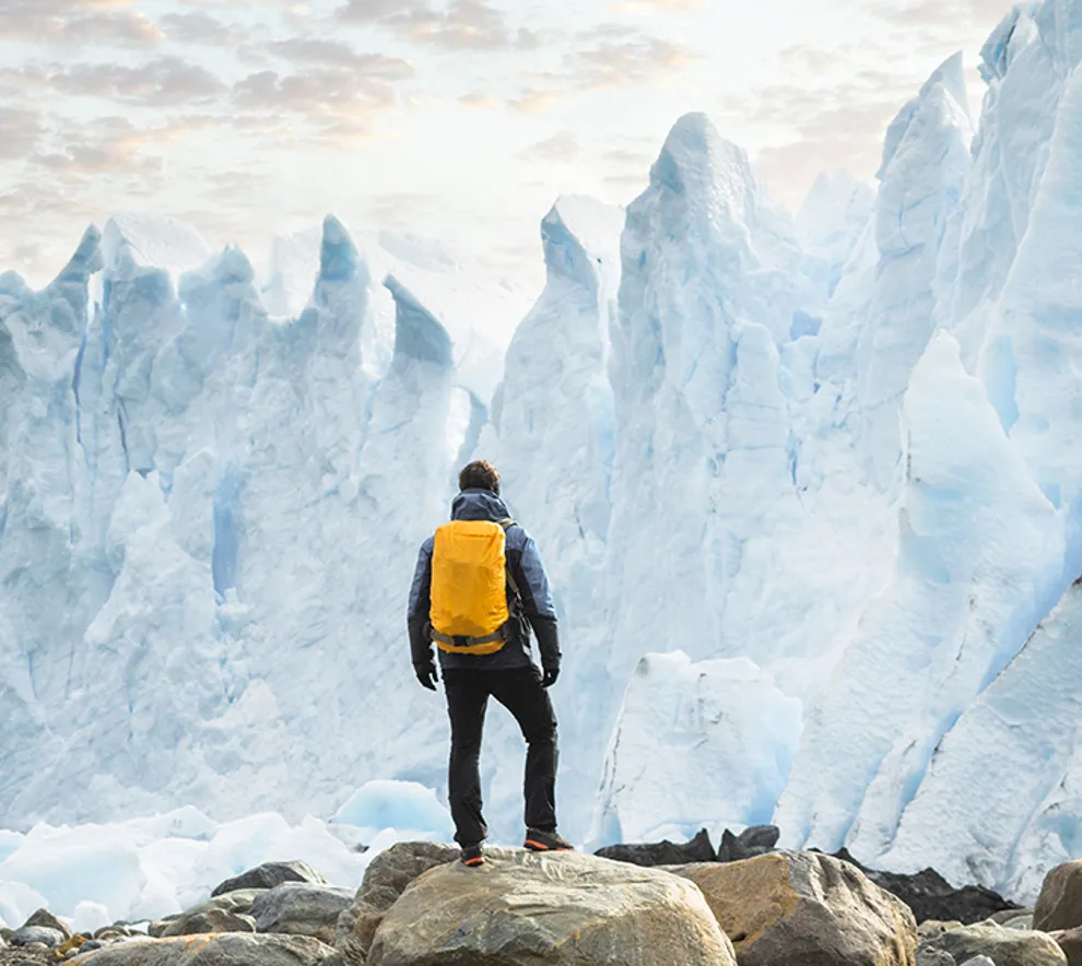 En person står foran en isbre