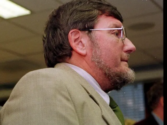 Einar E. Madsen ser til høyre