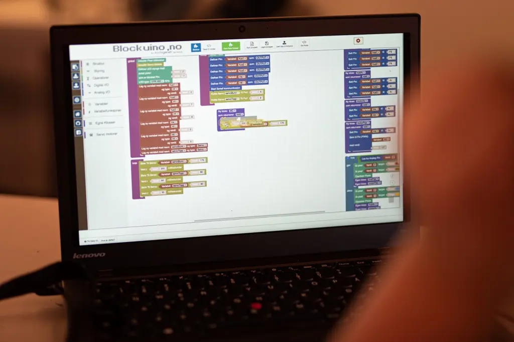 PC-skjerm som viser visuell koding med blokker