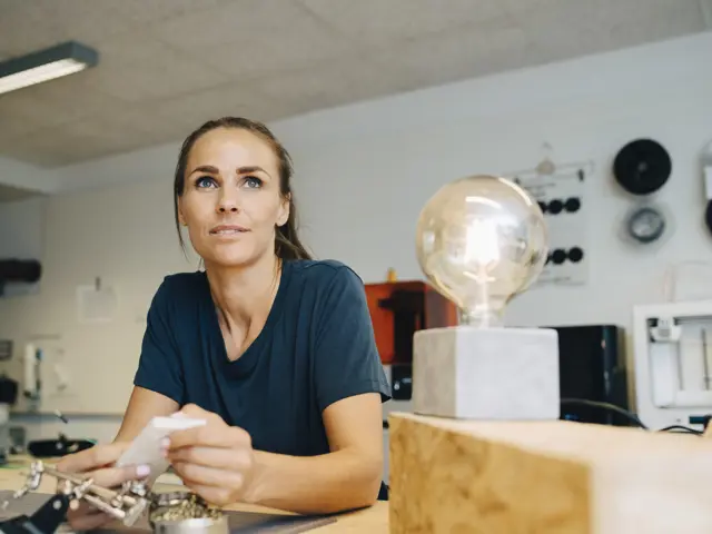 Illustrasjonsbilde av flere hender med pen som signerer en kontrakt