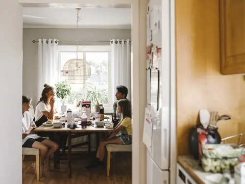En familie på fire spiser frokost sammen