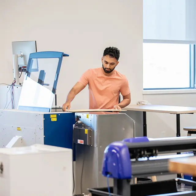 Ung voksen bruker laser