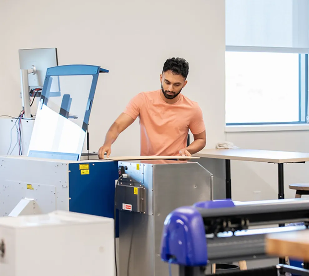 Ung voksen bruker laser