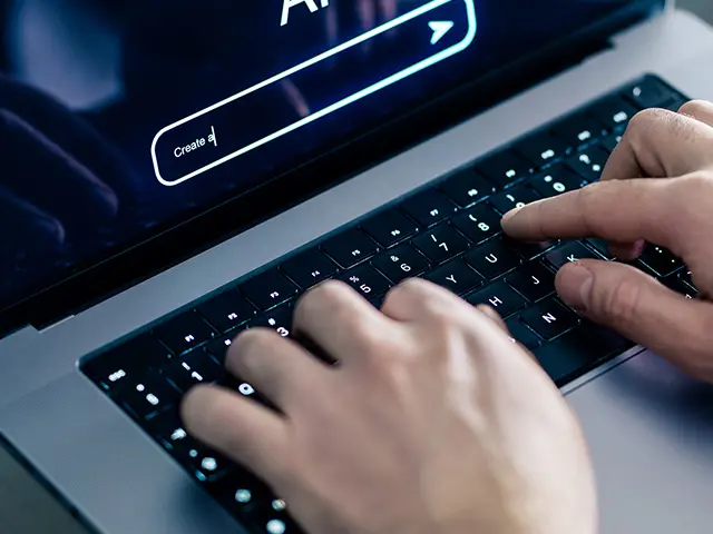 Person som bruker kunstig intelligens 