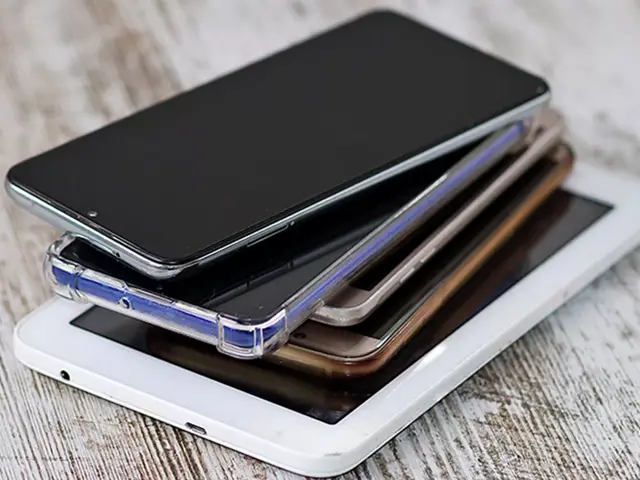 en stabel mobiltelefoner