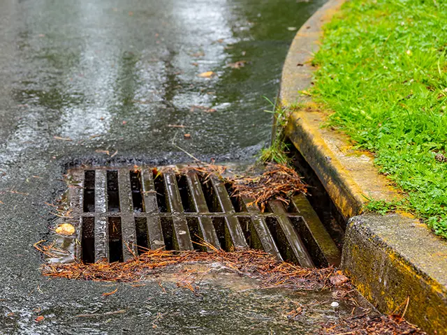 Vannavløp via rist på vei