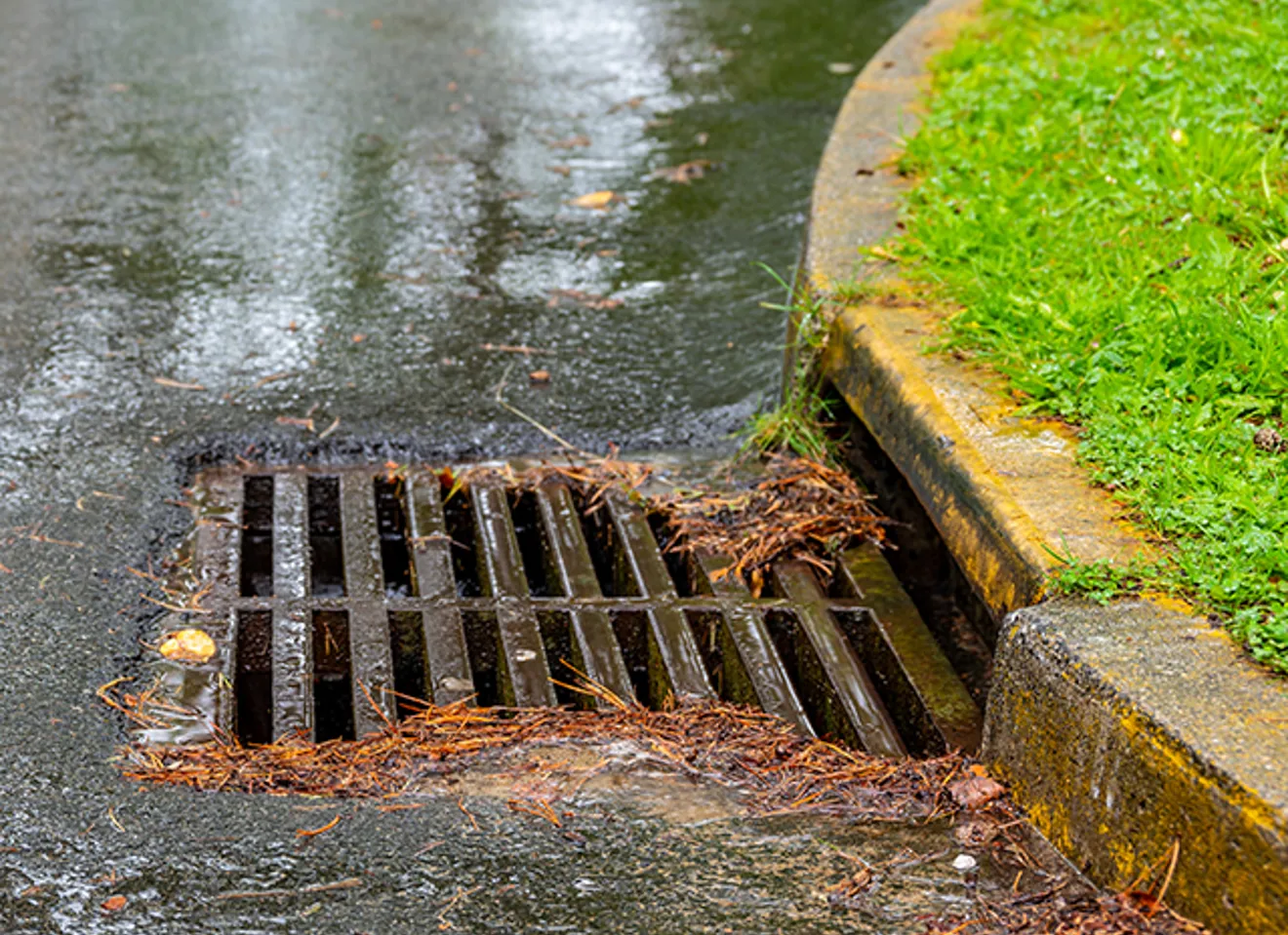 Vannavløp via rist på vei