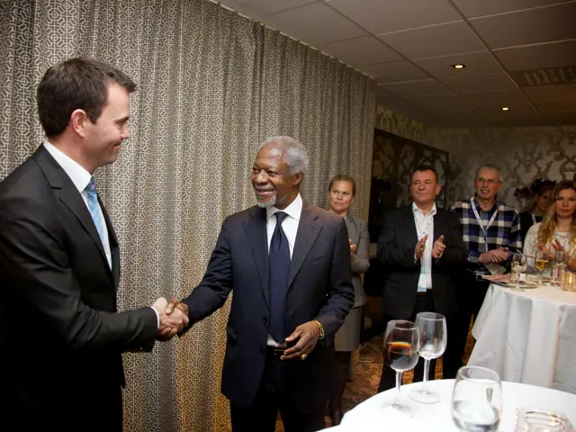 Marius Holm hilser på en mann som ligner på Morgan Freeman mens flere tilskuere klapper