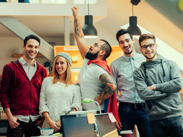 Gruppebilde av fornøyde kolleger på kontoret