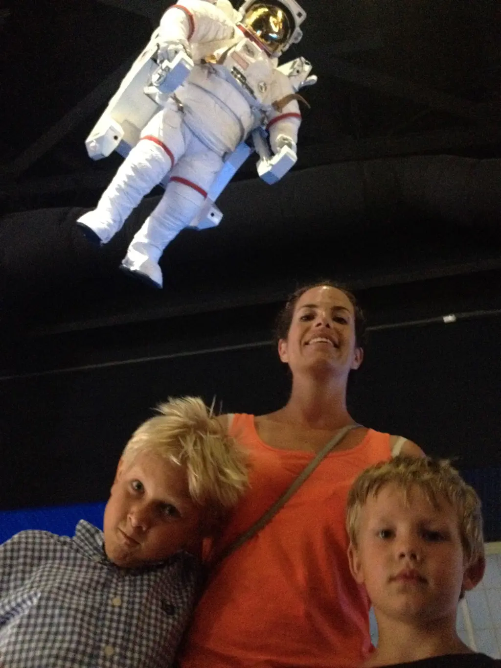 Kvinne med 2 barn under svevende romfarer