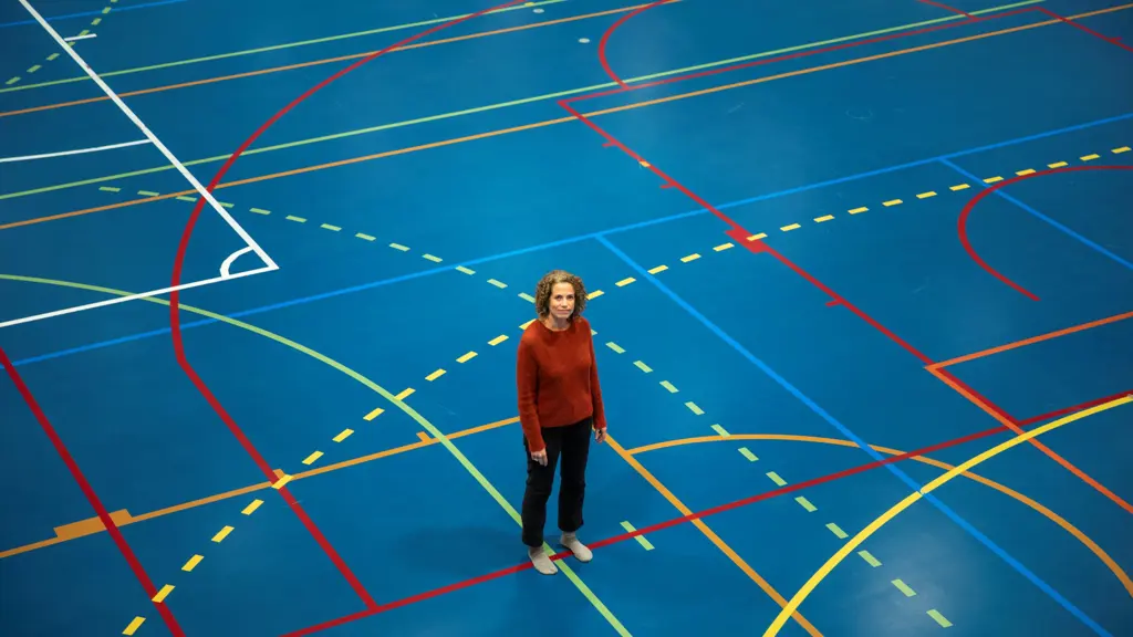 Kvinne på håndballbane sett ovenfra