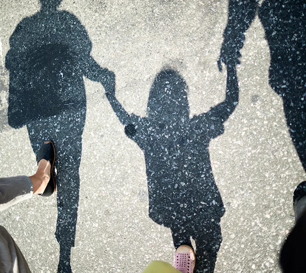 Skygge av barn som holder hender