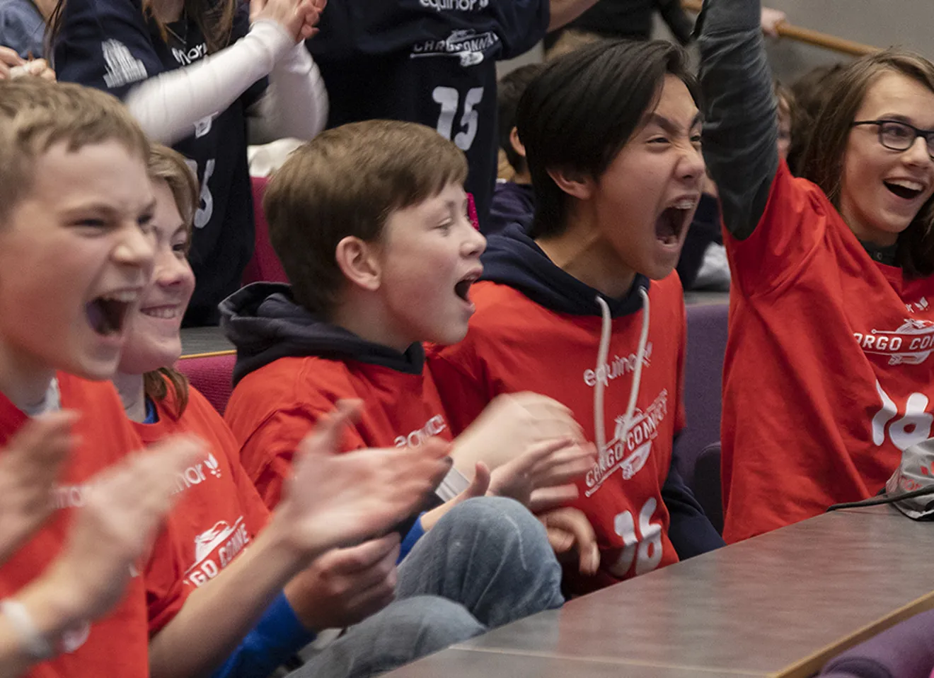 Skoleelever jubler i salen til First Lego League.