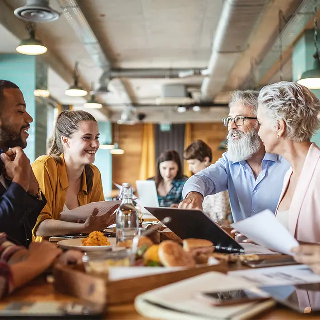 Personer som spiser mat