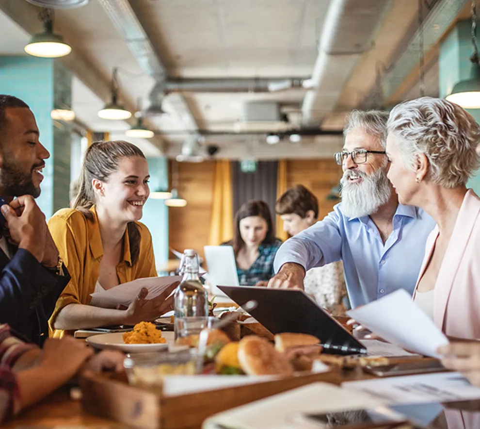 Personer som spiser mat