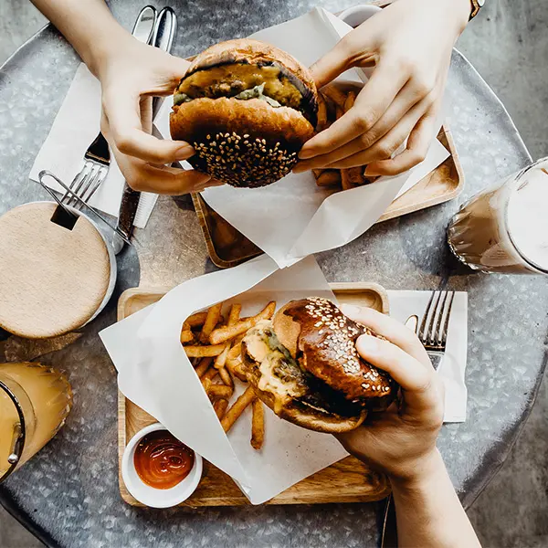 To personer som spiser burger