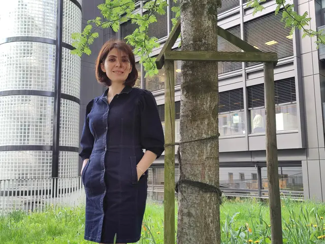 Tekna-medlem fra Iran står ved et tre