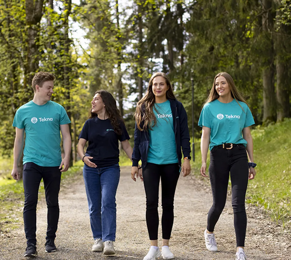 Fire studenter som går ned en grusvei