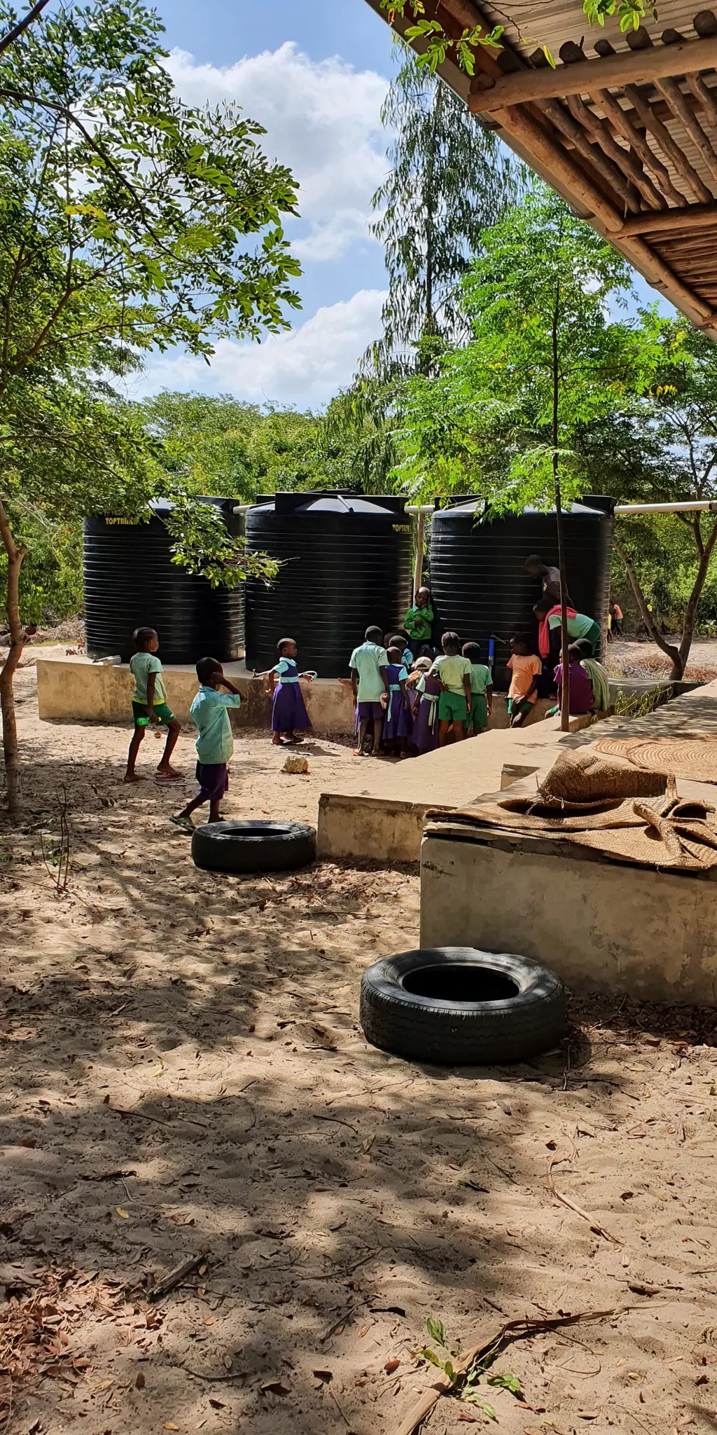 Afrikanske barn utenfor vanntanker