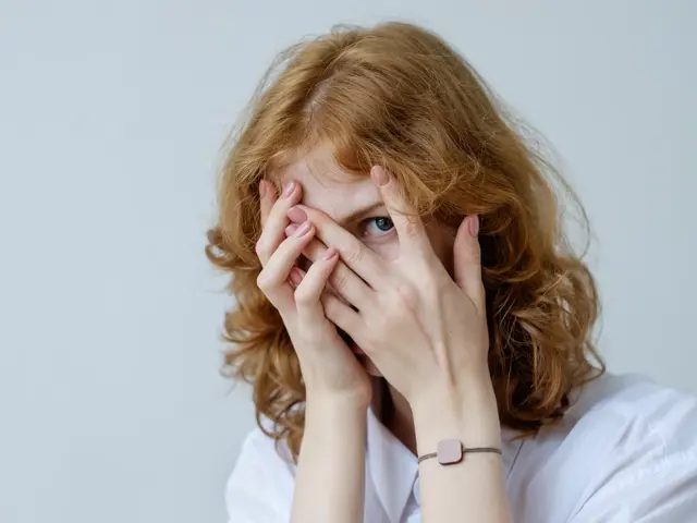 Flau_sjenert_ansikt_kvinne_644226913 (002)