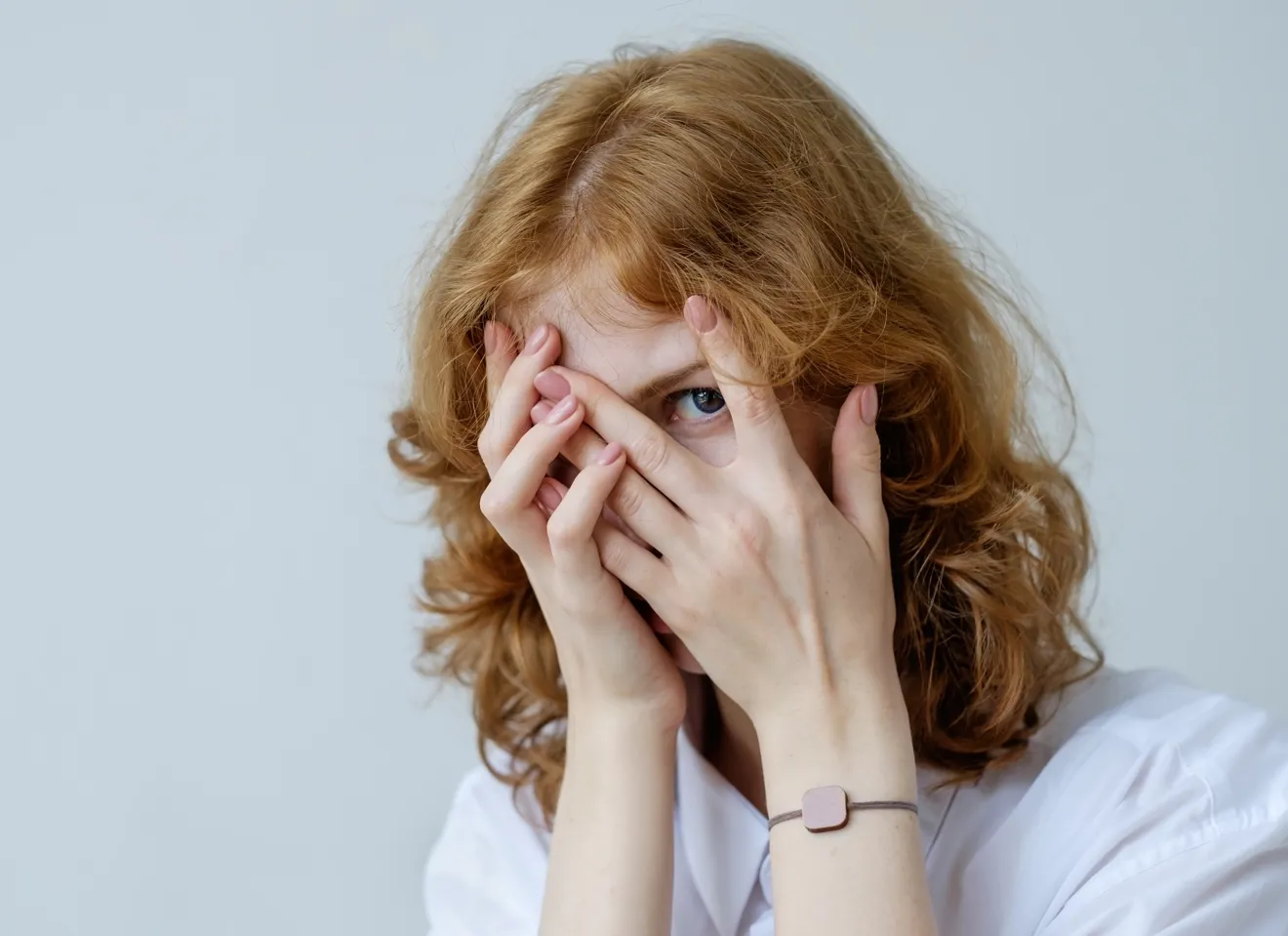 Flau_sjenert_ansikt_kvinne_644226913 (002)