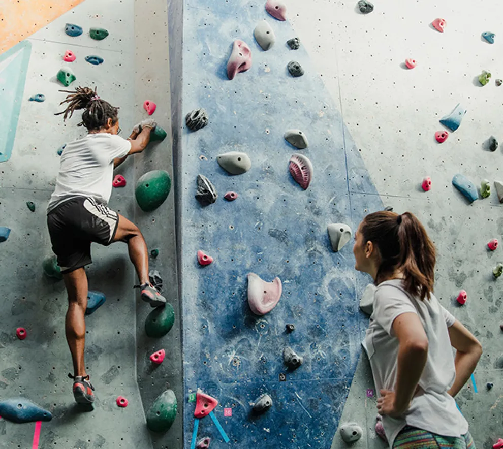 To personer som klatrer innendørs