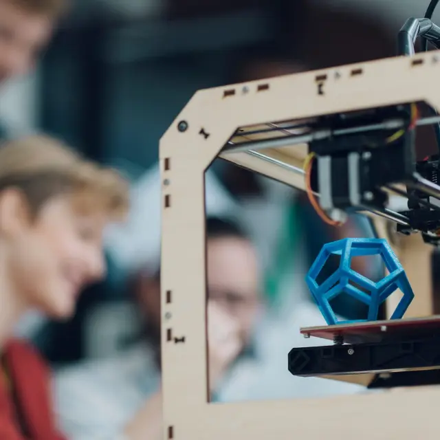 3D-printet struktur (heksagon) med person i bakgrunnen