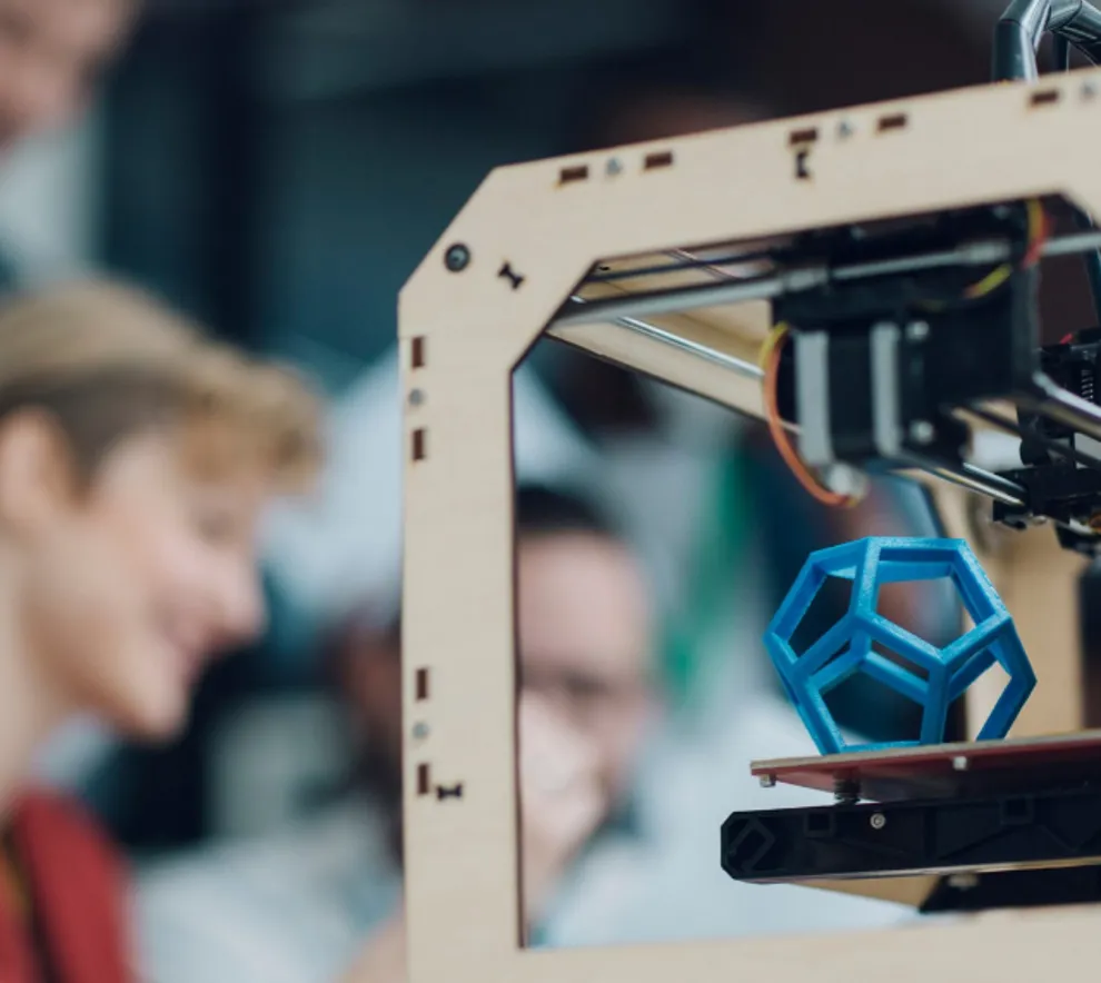 3D-printet struktur (heksagon) med person i bakgrunnen