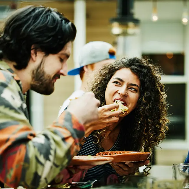 To venner som spiser lunsj