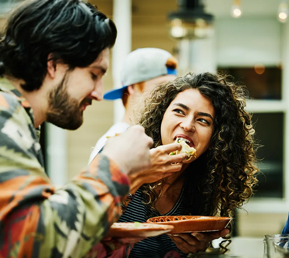 To venner som spiser lunsj