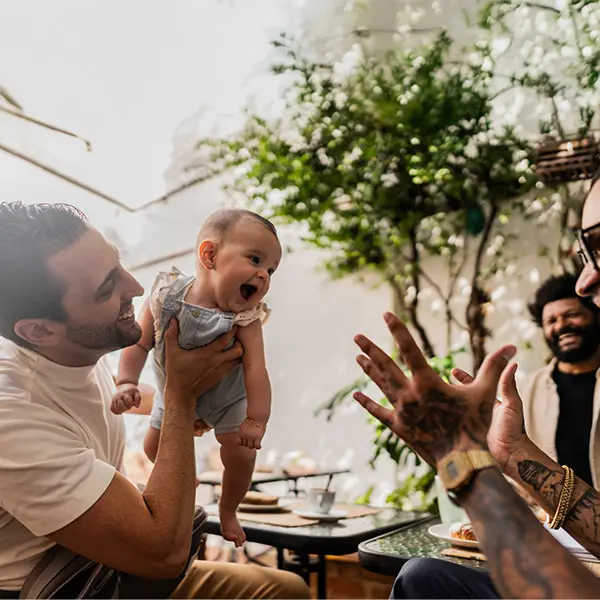 Far som leker med barn