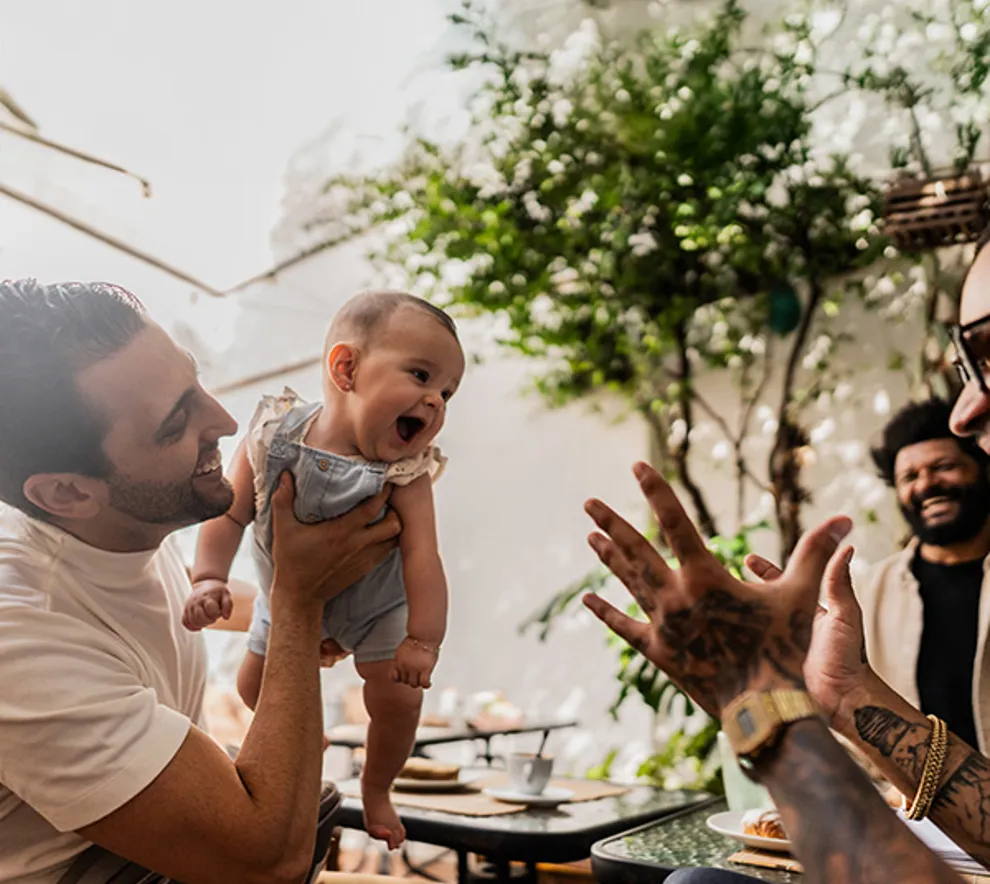 Far som leker med barn