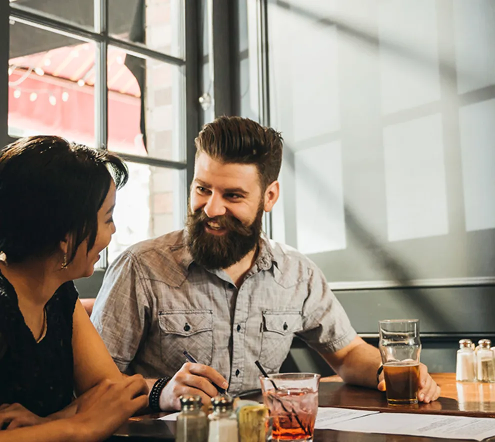To personer som diskuterer quiz med en øl