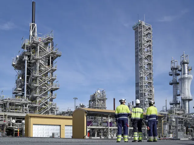 Stor fabrikkanlegg med flere høye tårn i forskjellige høyder og bredder