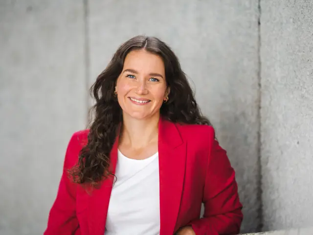 Advokat Synne Lüthcke Lied smiler