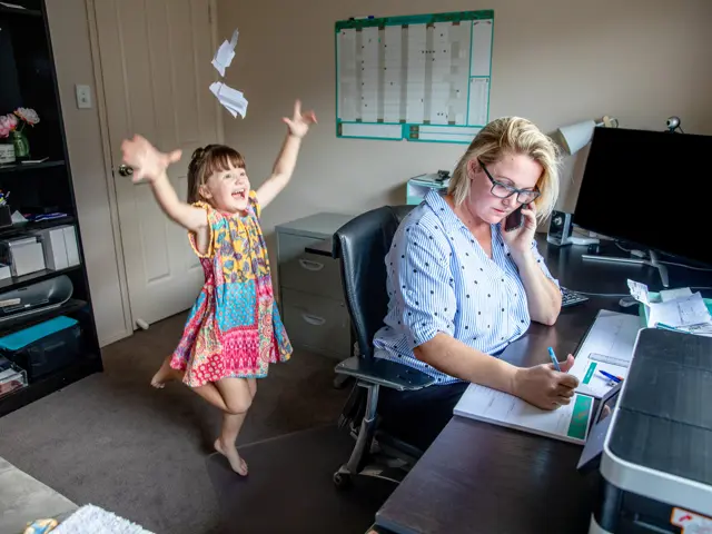 Illustrasjonsbilde av en kvinne på hjemmekontor som prøver å jobbe med en ung jente i bakgrunn som kaster papir og ting i lufta