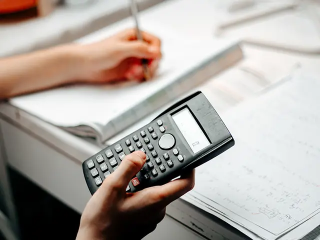 Person som gjør matte på kalkulator