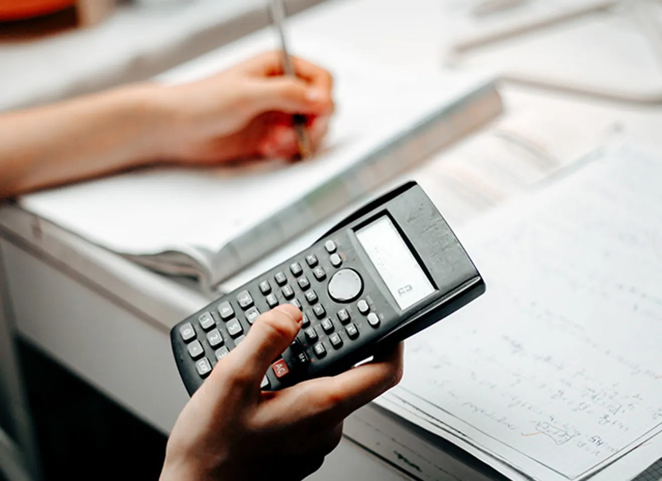 Person som gjør matte på kalkulator