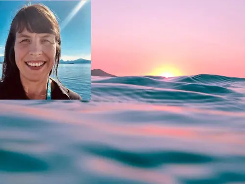 Monica Tjelmeland og idyllisk solnedgang over havet
