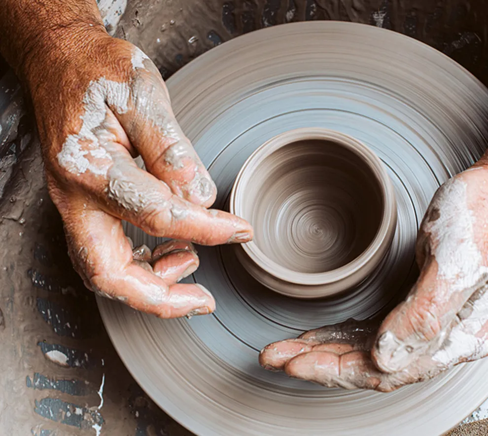Person som lager keramikk