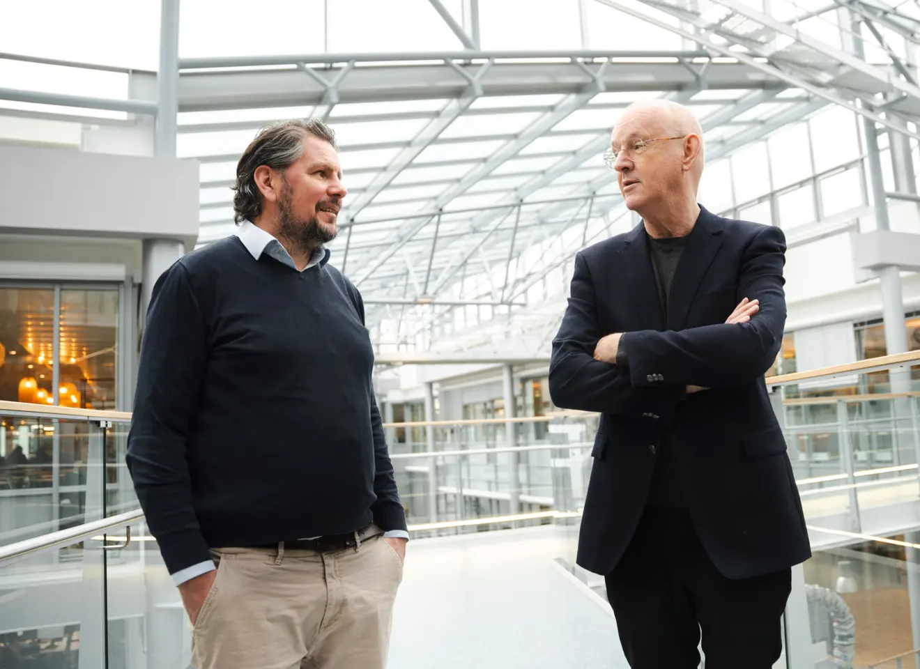 To menn diskuterer på BI Oslo