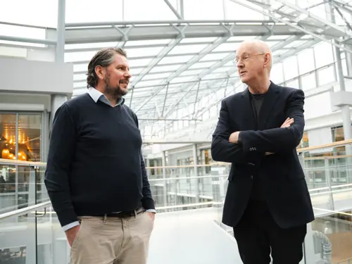 To menn diskuterer på BI Oslo