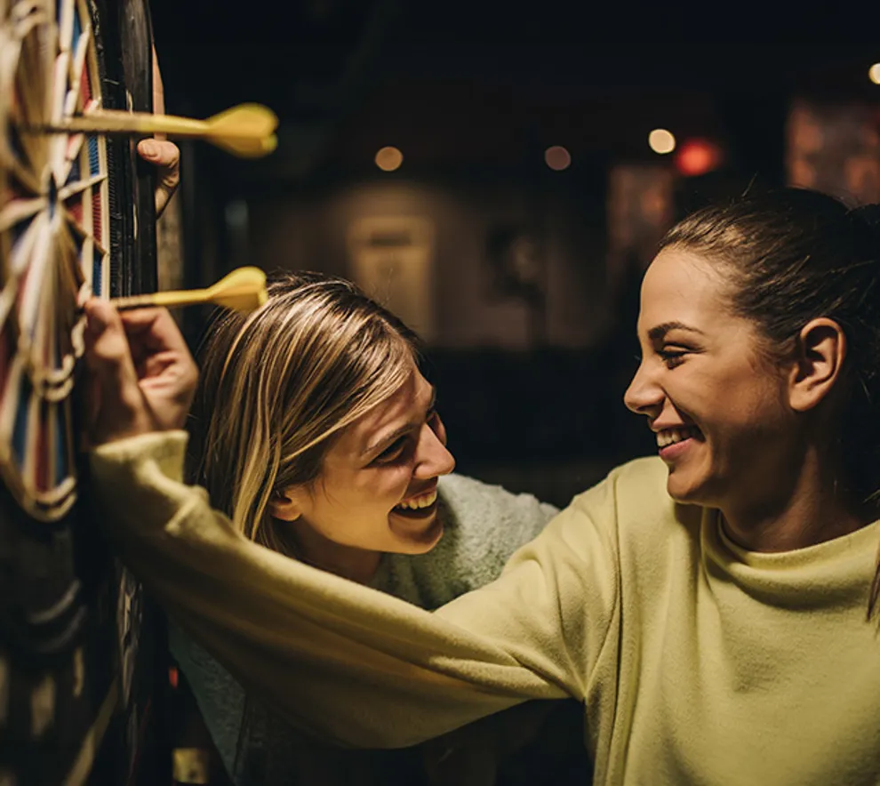 To jenter som spiller dart