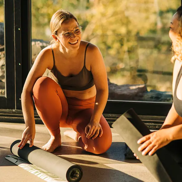 Kvinner som gjør yoga