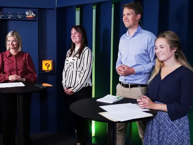 Guri Melby, Marit Knutsdatter Strand, Torstein Tvedt Solberg og Mathilde Tybring-Gjedde stående i Tekna studio