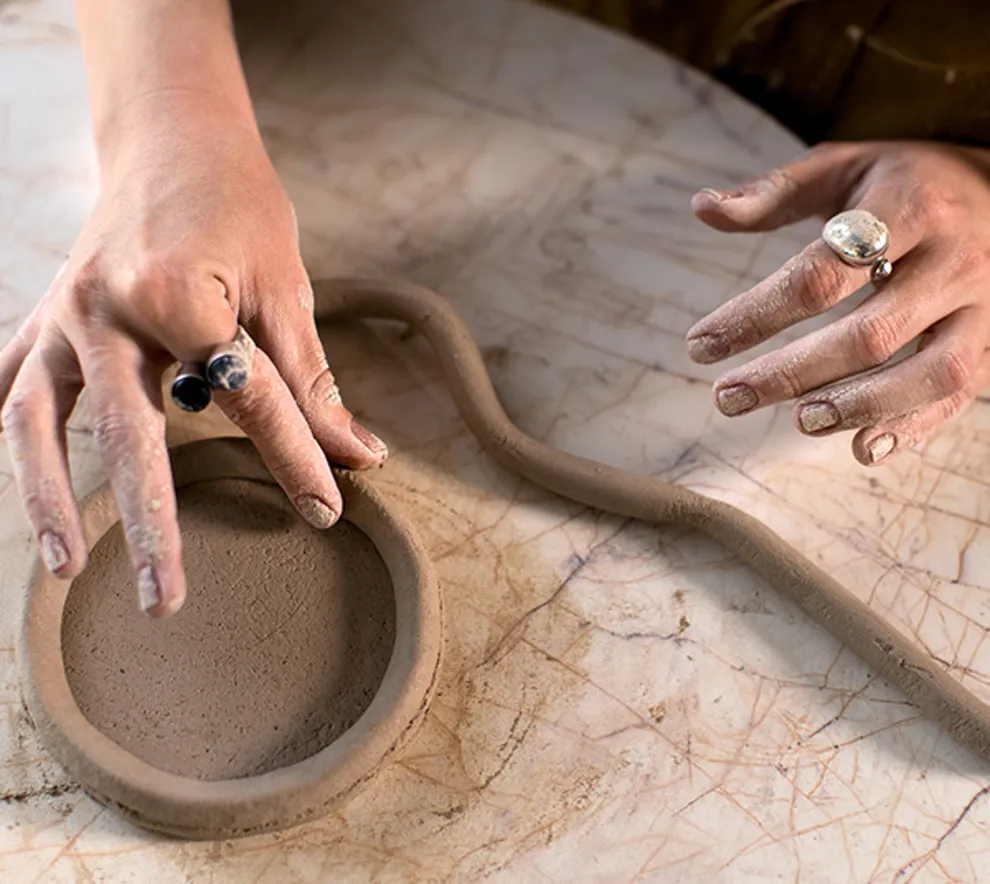 Person som lager keramikk