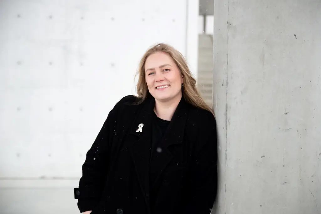 Kvinne mot betongvegg3