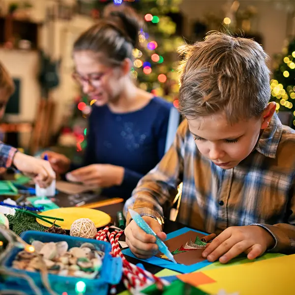 Barn som lager juledekorasjoner